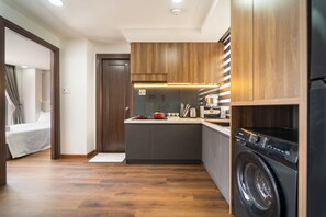 Quarto executivo, 2 quartos, vista para a cidade | Cozinha privada | Geladeira, micro-ondas, cooktop, panela elétrica de arroz