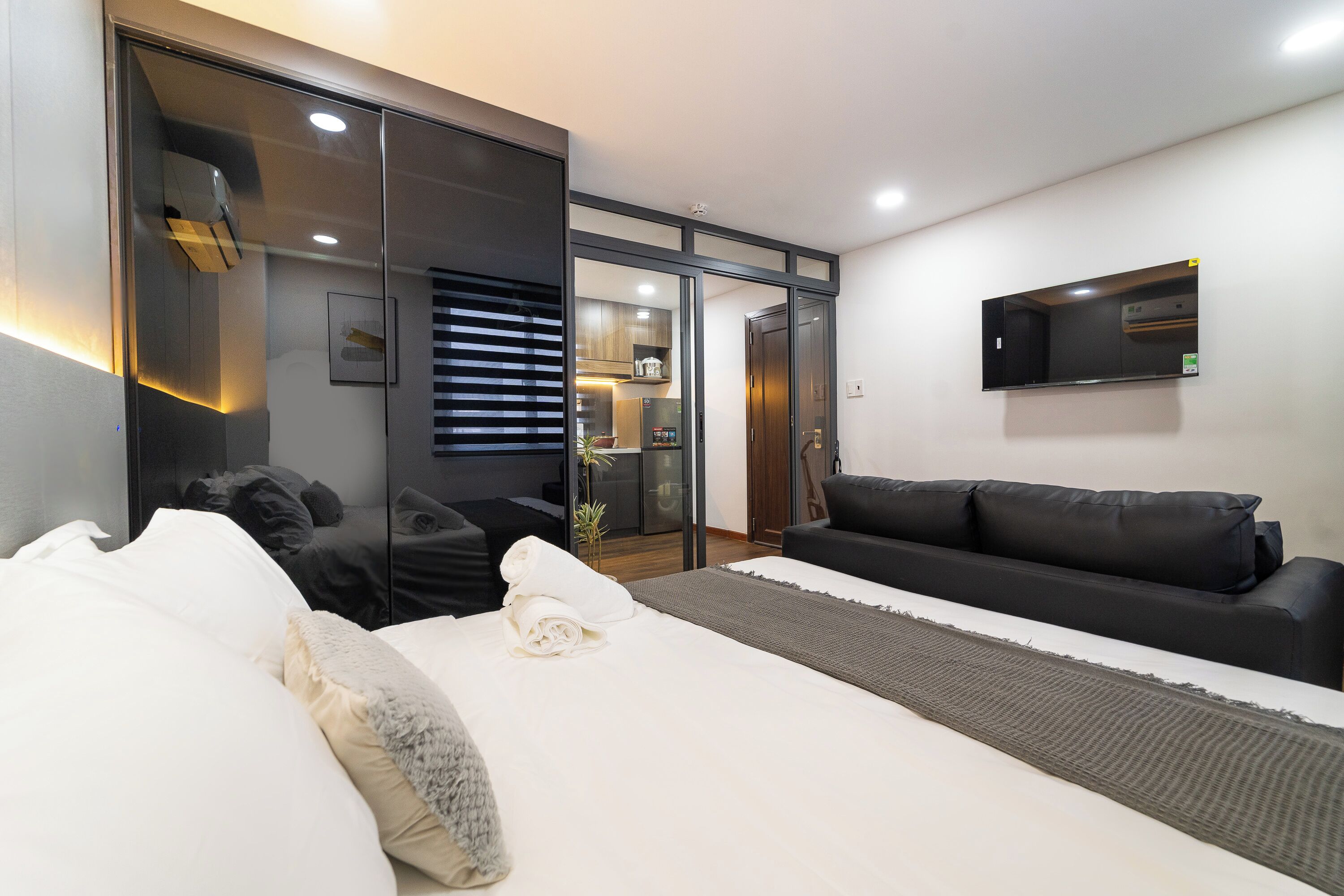 Escrivaninha, espaço de trabalho para notebook, cortinas blackout