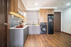 Quarto executivo, 2 quartos, vista para a cidade | Cozinha privada | Geladeira, micro-ondas, cooktop, panela elétrica de arroz