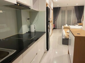 Refrigerador con congelador, microondas, horno y parrilla de estufa 