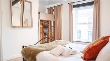 2 soverom, skrivebord, strykejern/-brett og reiseseng for barn
