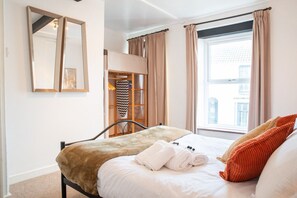 3 bedrooms, desk, iron/ironing board, travel crib