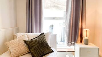 3 bedrooms, desk, iron/ironing board, travel crib