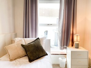 3 bedrooms, desk, iron/ironing board, travel crib