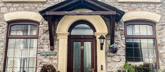 Charming Mumbles Cottage: Stunning Stone Shower & Scenic Walks