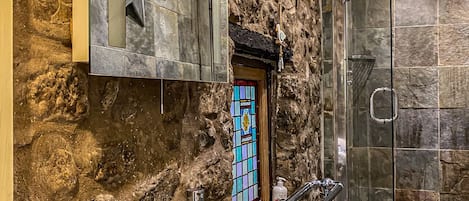 Dusche, Haartrockner, HandtĂŒcher, Seife
