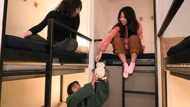 Bunk beds in a dormitory room with numbers 403 and 405. - Duckstay Hostel (Taipei)