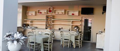 รับประทานอาหารกลางแจ้ง