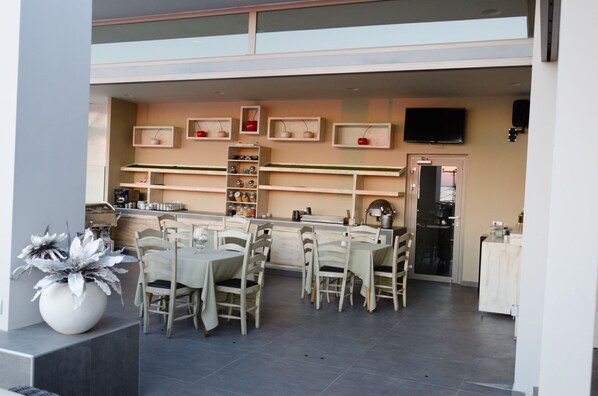 Outdoor dining - Art Boutique Hotel (Kassandra)