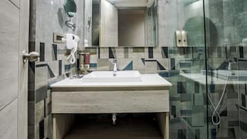 Kostenlose Toilettenartikel, Haartrockner, Handtücher, Seife