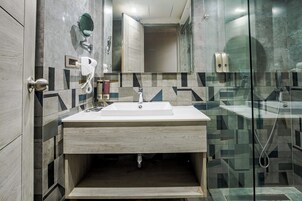 Artículos de tocador gratuitos, secador de pelo, toallas, jabón