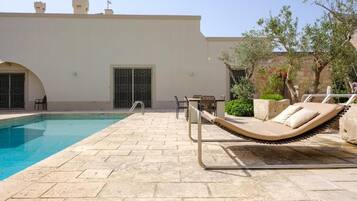 Utendørsbasseng, bassengparasoller og solsenger