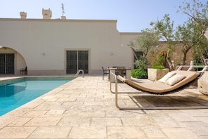 Piscina all'aperto, ombrelloni da piscina, lettini