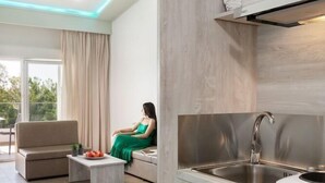 Une cuisine moderne dotée d’un évier encastré, de meubles en bois et d’un coin repas comprenant un canapé et une table.