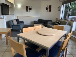 Dining - Tiki Hotel Apartments Surfers Paradise (Gold Coast)