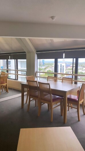 Dining - Tiki Hotel Apartments Surfers Paradise (Gold Coast)