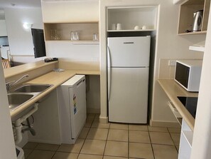 Private kitchen - Tiki Hotel Apartments Surfers Paradise (Gold Coast)
