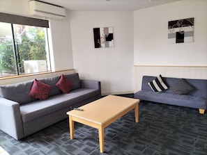 Living area - Tiki Hotel Apartments Surfers Paradise (Gold Coast)
