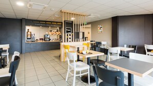 A modern cafe with a counter, seating area, and a menu board. - B&B Hotel Rouen St Etienne Du Rouvray (Saint-Etienne-du-Rouvray)