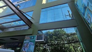 Ein modernes Gebäude mit Glasfassade und der Beschriftung "Capital Central".