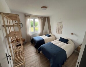 2 bedrooms, iron/ironing board, Internet, bed sheets - Country house near the sea (Quessoy)