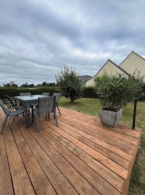 Outdoor dining - Country house near the sea (Quessoy)