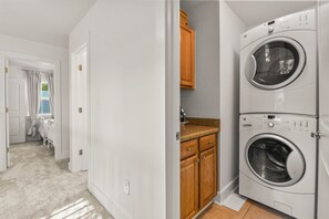 Interior - OS OASIS- Cozy 3-Bedroom Cottage with Golf Cart - Minutes from Beach & Downtown (Ocean Springs)