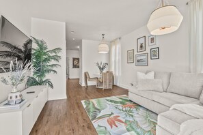 TV - OS OASIS- Cozy 3-Bedroom Cottage with Golf Cart - Minutes from Beach & Downtown (Ocean Springs)