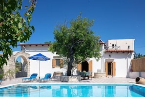 Outdoor pool - Silver Gem Villa with Private Pool (Frantzeskiana Metochia)