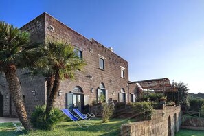 A stone building with a garden, a pool, and a pergola. - Villa Fondo Turiello – Pool & Scenic View (Massa Lubrense)