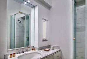 Douche, sèche-cheveux, bidet, serviettes fournies