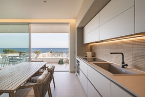 Fridge, microwave, oven, stovetop - Cala Theresia, Dora - Sea front apartment (Pachino)