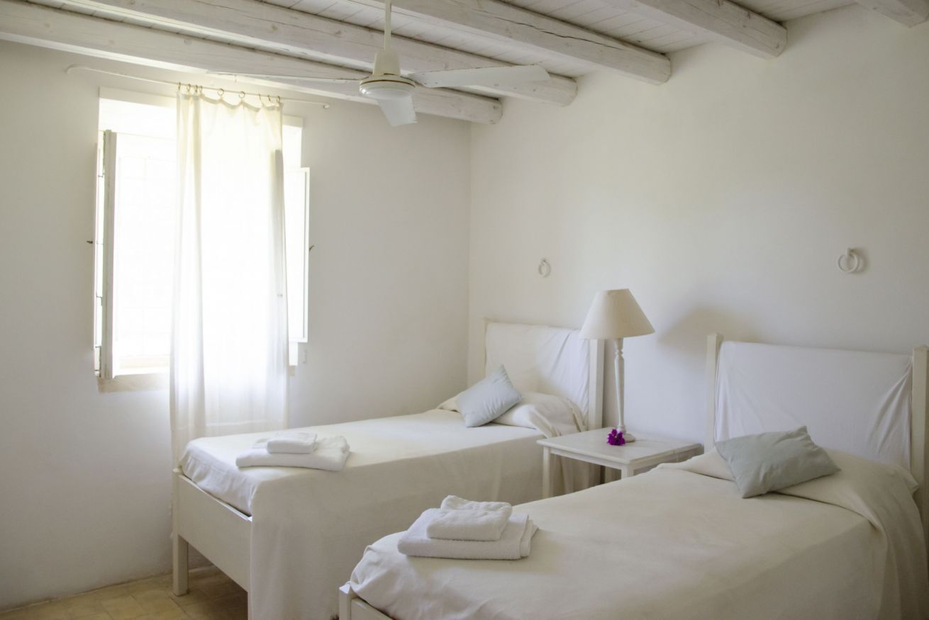 4 habitaciones, tabla de planchar con plancha y cuna de viaje 