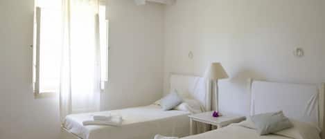 4 habitaciones, tabla de planchar con plancha y cuna de viaje