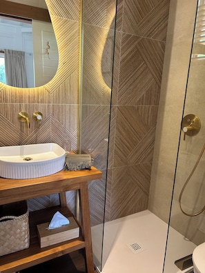 Douche, sĂšche-cheveux, serviettes fournies, savon