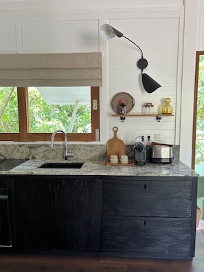 Fridge, oven, stovetop, coffee/tea maker