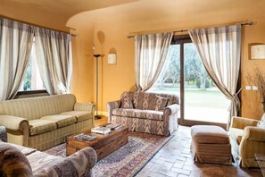 TV connectée, cheminée, baby-foot, table de tennis de table