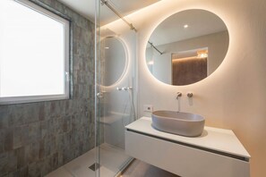 Regadera, secadora de cabello, bidet, toallas 