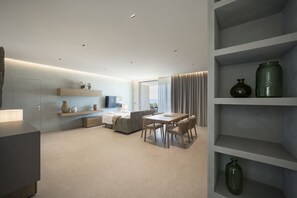 Ein modernes Interieur mit Essbereich, Sofa und integrierten Regalen.