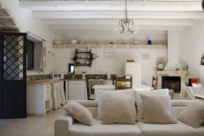 Smart TV y chimenea 