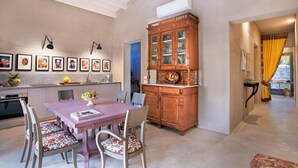Un espace repas comprenant une table, des chaises et un buffet.