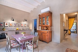 Un espace repas comprenant une table, des chaises et un buffet.