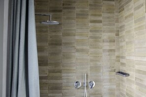 Een douche, een haardroger, een bidet, handdoeken