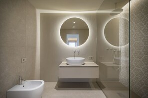 Shower, hair dryer, bidet, towels - Cala Theresia, Nisi - Sea front apartment (Pachino)