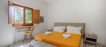 GuestHost - Large room ideal for two, featuring a private bathroom and located in a villa in Borgo Lucia, a complex with a large shared garden. Surrounded by greenery, the accommodation is located in Selva di Fasano, a quiet hillside hamlet in the munici