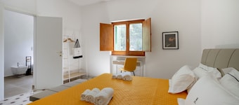 GuestHost - Large room ideal for two, featuring a private bathroom and located in a villa in Borgo Lucia, a complex with a large shared garden. Surrounded by greenery, the accommodation is located in Selva di Fasano, a quiet hillside hamlet in the munici