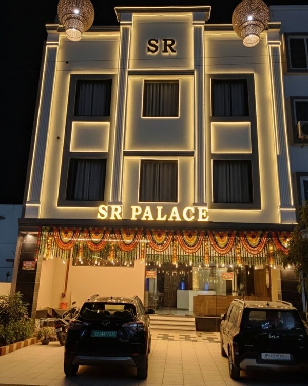 Sr Palace - Best Hotel In Vrindavan Near Prem Mandir And Iskcon Temple With Private Parking - Vrindavan