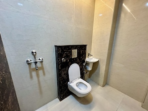 مناشف، صابون، شامبو، ورق حمّام