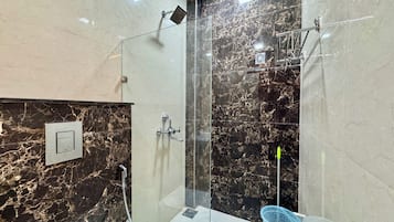 Luxury Room | Bathroom | Towels, soap, shampoo, toilet paper