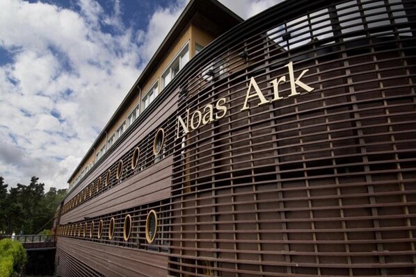 A building with the name "Noas Ark" prominently displayed on its facade. - Dyreparken Safarihotell (Kristiansand)